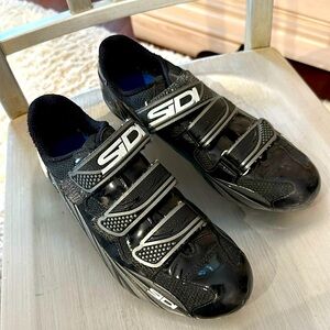 SDI cycling shoes in black. Size M